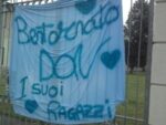 I ragazzi dell'oratorio festeggiano il ritorno a casa di don Angelo