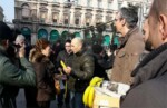 La guerra delle banane donate in piazza Duomo