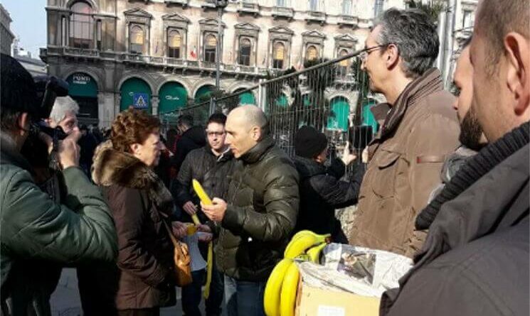 banane,piazza duomo. La guerra delle banane donate in piazza Duomo - 18/02/2017