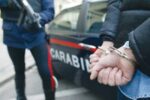 Minaccia i carabinieri con la pistola