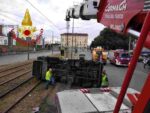 Camion dell’Amsa si rovescia sui binari del tram