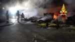 Un incendio ha distrutto un’auto a Magenta. I Vigili del Fuoco spengono le fiamme