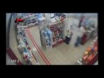 Video. Rapina farmacia e dimentica l’auto con il motore acceso