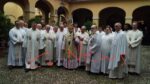 La confraternita del Santo Rosario di Corbetta dona all’arcivescovo Delpini la pergamena celebrativa del Perdono