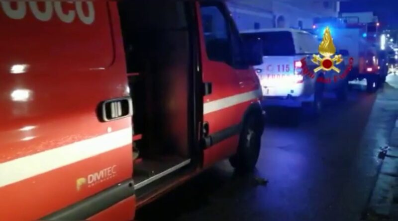 . A fuoco il tetto. Donna ferita in via Morimondo (Video) - 07/11/2019