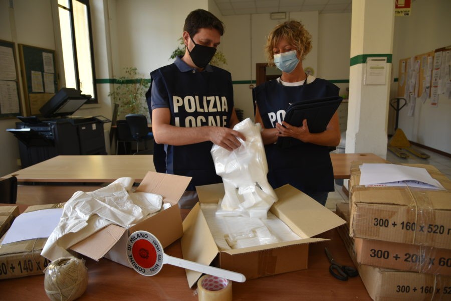 Chili di sacchetti di plastica non a norma sequestrati dalla polizia locale