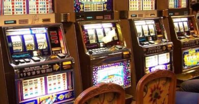 Come funziona una slot machine e quali differenze ci sono rispetto ad una slot online?