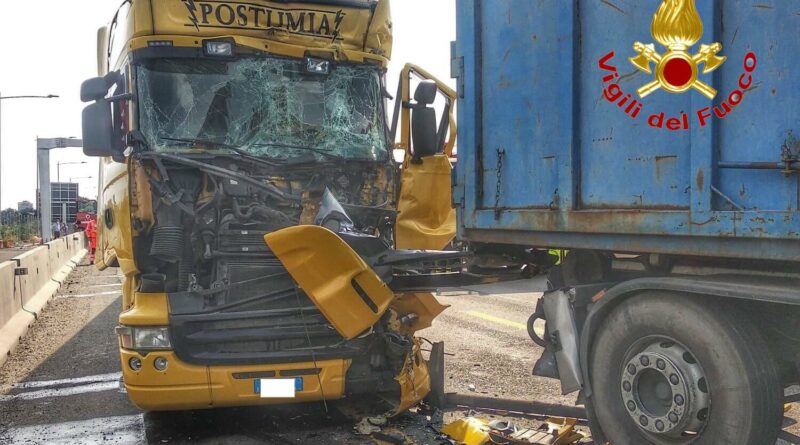 veicolo Unimog. I Vigili del Fuoco con un veicolo Unimog liberano un autista incastrato in un tamponamento tra 4 Tir - 14/07/2020