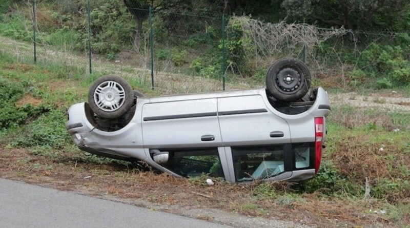 auto si ribalta. Auto si ribalta nella notte a Saronno - 19/08/2020