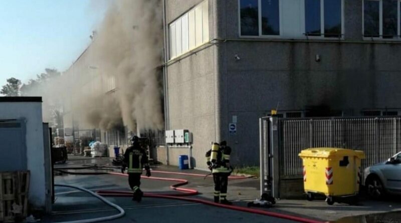 Incendio alla ditta farmaceutica. Incendio alla ditta farmaceutica di Abbiategrasso di via Brisconno - 04/09/2020