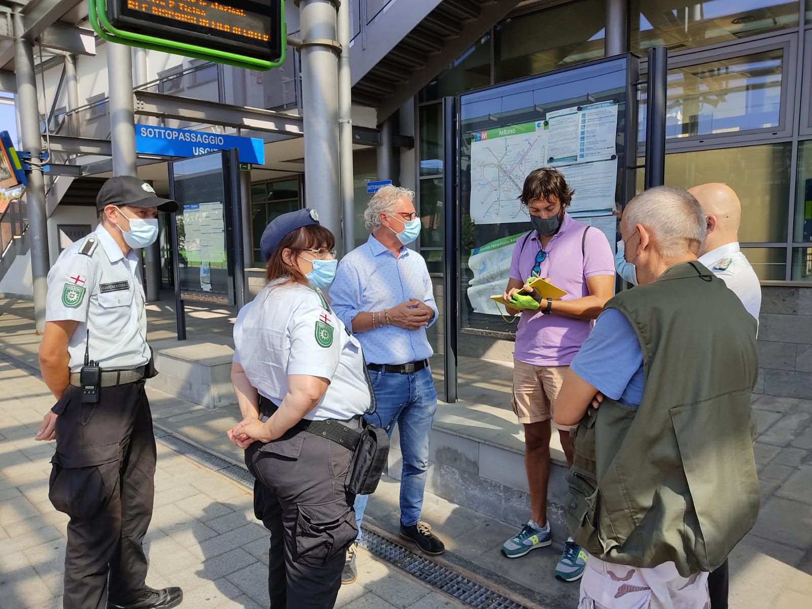 vanzaghello , in stazione Trenord con la Guardia Nazionale e il sindaco Arconte Gatti