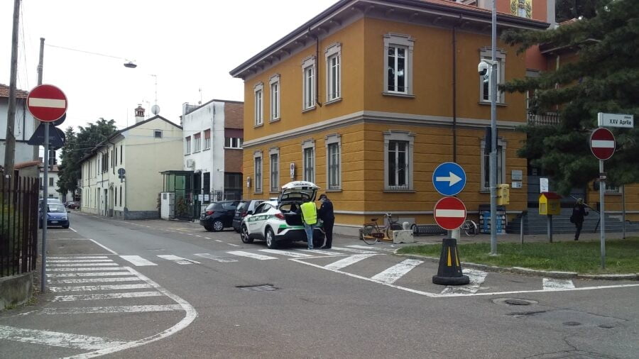 Scontro tra auto in piazza 25 Aprile a Corbetta