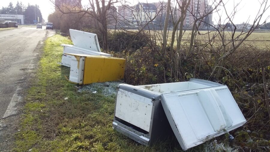 Discarica a cielo aperto.  Trezzano sul Naviglio