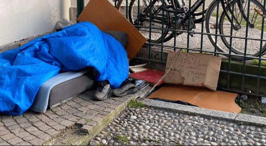 Senzatetto a Milano. Soli, senza lavoro, senza  casa ma con un cartone