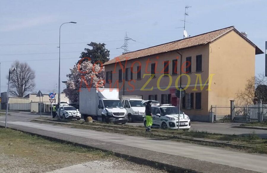 Tamponamento tra un furgone e un mezzo della nettezza urbana. Corbetta