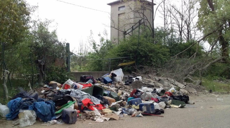 . La discarica a lato del Parco del Centenario. Trezzano - 10/04/2021