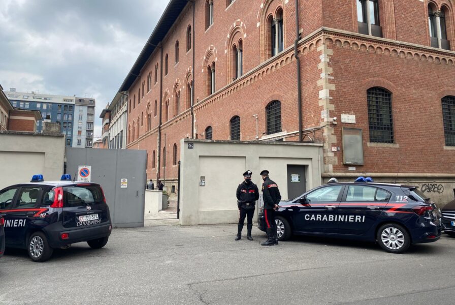 Tragedia a scuola. Giù dalla finestra a 15 anni. Indagano i carabinieri