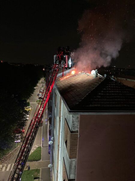 Incendio in via Mar Jonio. A fuoco un tetto Aler