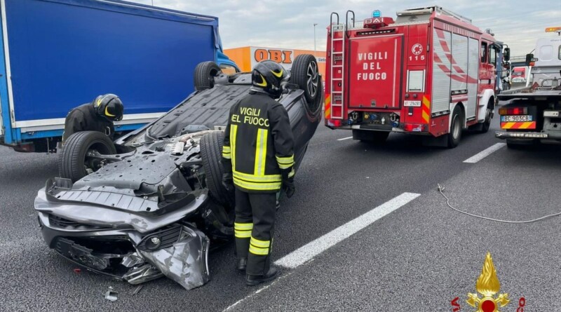 . Incidente in tangenziale. Auto si ribalta - 08/10/2021