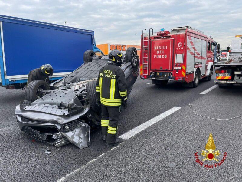 Incidente in tangenziale. Auto si ribalta