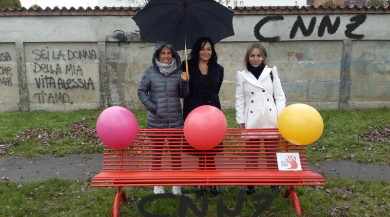 Panchina rossa. Panchina rossa al parco di via Meroni, Corbetta: ma le violenze sulle donne crescono - 25/11/2021