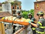 Milano. I vigili del fuoco salvano una donna calandola con il cestello