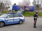 La polizia stradale di Napoli ferma i carrarmati in autostrada