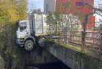 Incidente a Castellanza. Camion sospeso sull’Olona