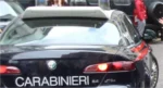 Ladro ubriaco tenta di colpire i carabinieri, li manca e…