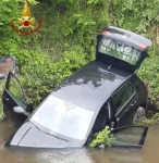 Incidente a Milano. Li insegue la polizia locale, ma finiscono nel Lambro