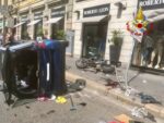 Incidente stradale a Milano: auto ribaltata, 3 persone incastrate. Una sotto ad un palo