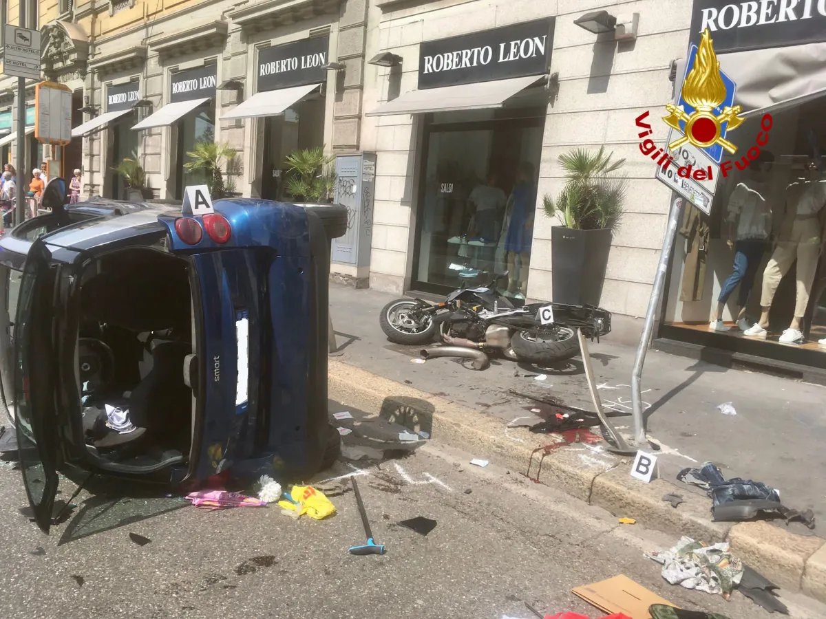 incidente. Incidente stradale a Milano: auto ribaltata, 3 persone incastrate. Una sotto ad un palo - 30/08/2023