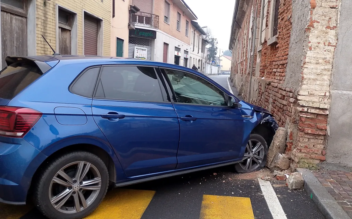 Incidente a Ossona. Colpito il granaio in piazza