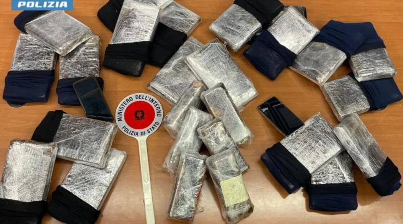 . Cerro Maggiore, la polizia trova la droga arrivata in pullman dall’Albania: 23 kg di cocaina e 3,5 kg di eroina. 3 arresti - 22/05/2024