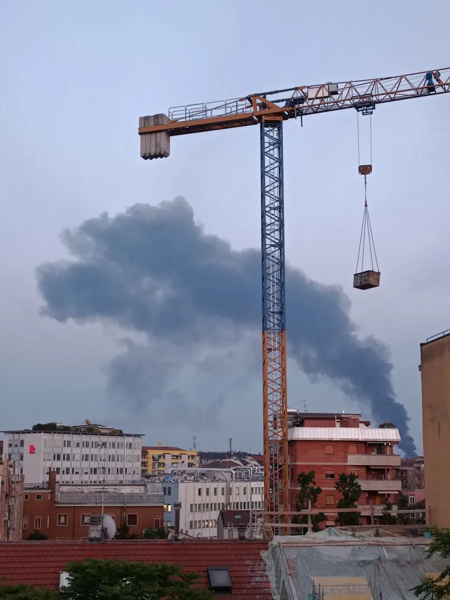 incendio,gratosoglio. Incendio a Milano. A fuoco le roulotte di via Chiesa Rossa - 29/05/2024