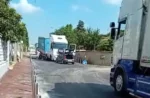 Il potere dei paletti di metallo della pista ciclabile. Ossona, isolata via 25 aprile. Un camion in panne manda tutto in tilt, anche l’amministrazione comunale