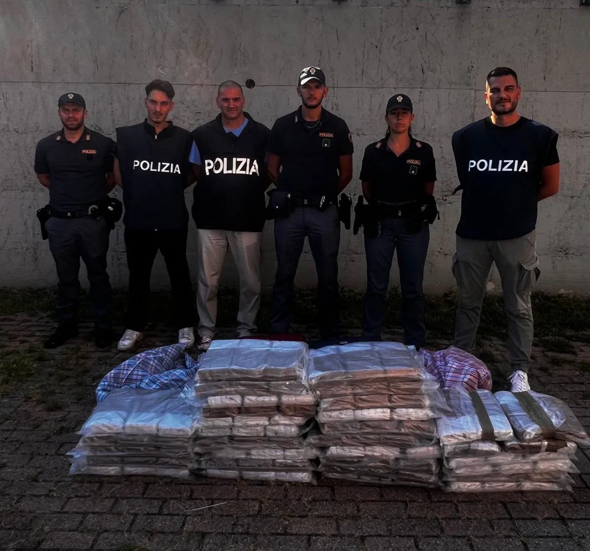 hashish,casorate primo. Quasi 150 kg di hashish tra i pneumatici. Mega Operazione della Polizia di Stato di Milano - 14/08/2024