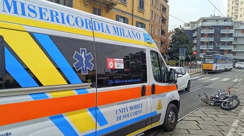 incidente,moto,porta Genova. Incidente stradale. Cade dalla moto sui binari del piazzale di Porta Genova - 22/09/2024