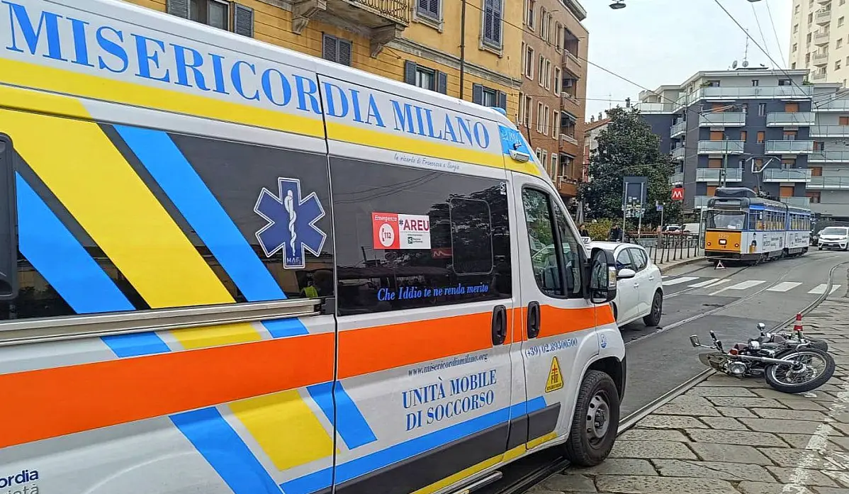 Incidente stradale. Cade dalla moto sui binari del piazzale di Porta Genova