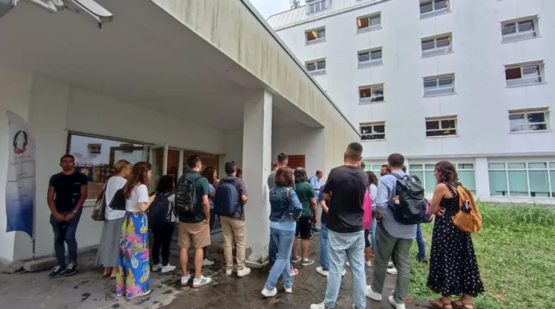 docenti,algoritmo. Primo giorno di scuola a Milano e Provincia: Docenti sull'orlo di una crisi di nervi - 02/09/2024