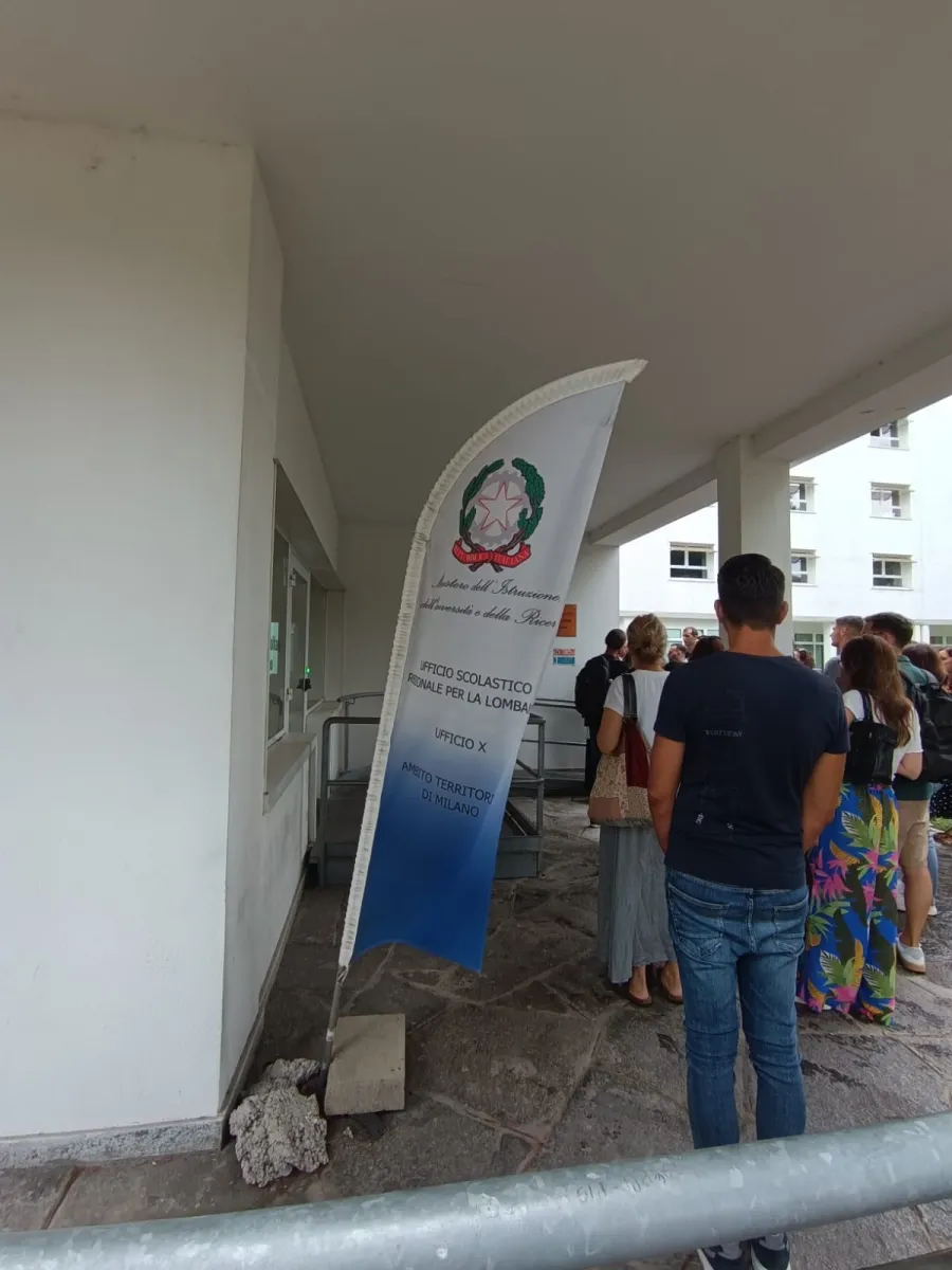 docenti,algoritmo. Primo giorno di scuola a Milano e Provincia: Docenti sull'orlo di una crisi di nervi - 02/09/2024