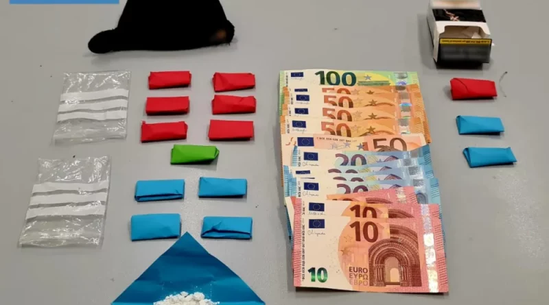 immagine di repertorio con piccole simil viagra e altra droga