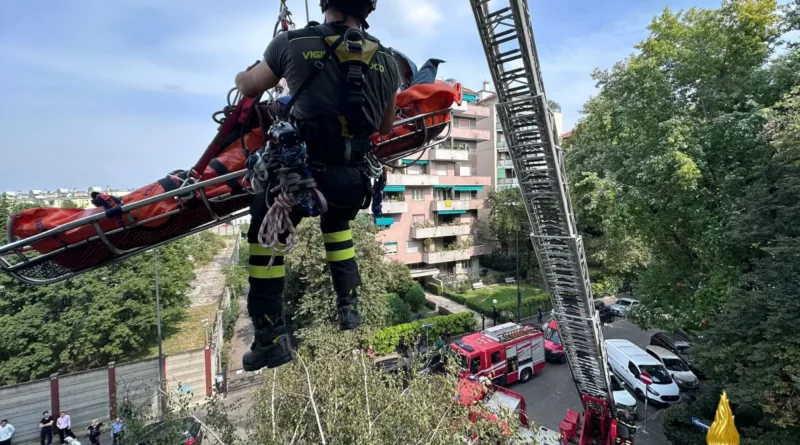 vigili del fuoco,barella. Soccorsi speciali dei Vigili del fuoco a Milano. Con la barella bariatrica salvano un uomo di 220 kg - 22/09/2024