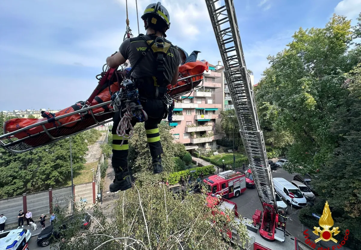 Soccorsi speciali dei Vigili del fuoco a Milano. Con la barella bariatrica  salvano un uomo di 220 kg