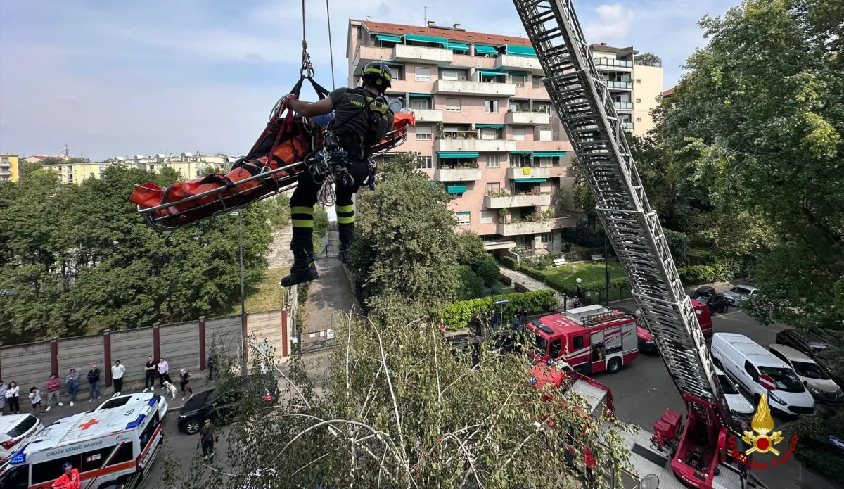 vigili del fuoco,barella. Soccorsi speciali dei Vigili del fuoco a Milano. Con la barella bariatrica salvano un uomo di 220 kg - 22/09/2024