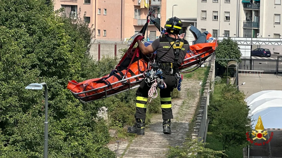 vigili del fuoco,barella. Soccorsi speciali dei Vigili del fuoco a Milano. Con la barella bariatrica salvano un uomo di 220 kg - 22/09/2024