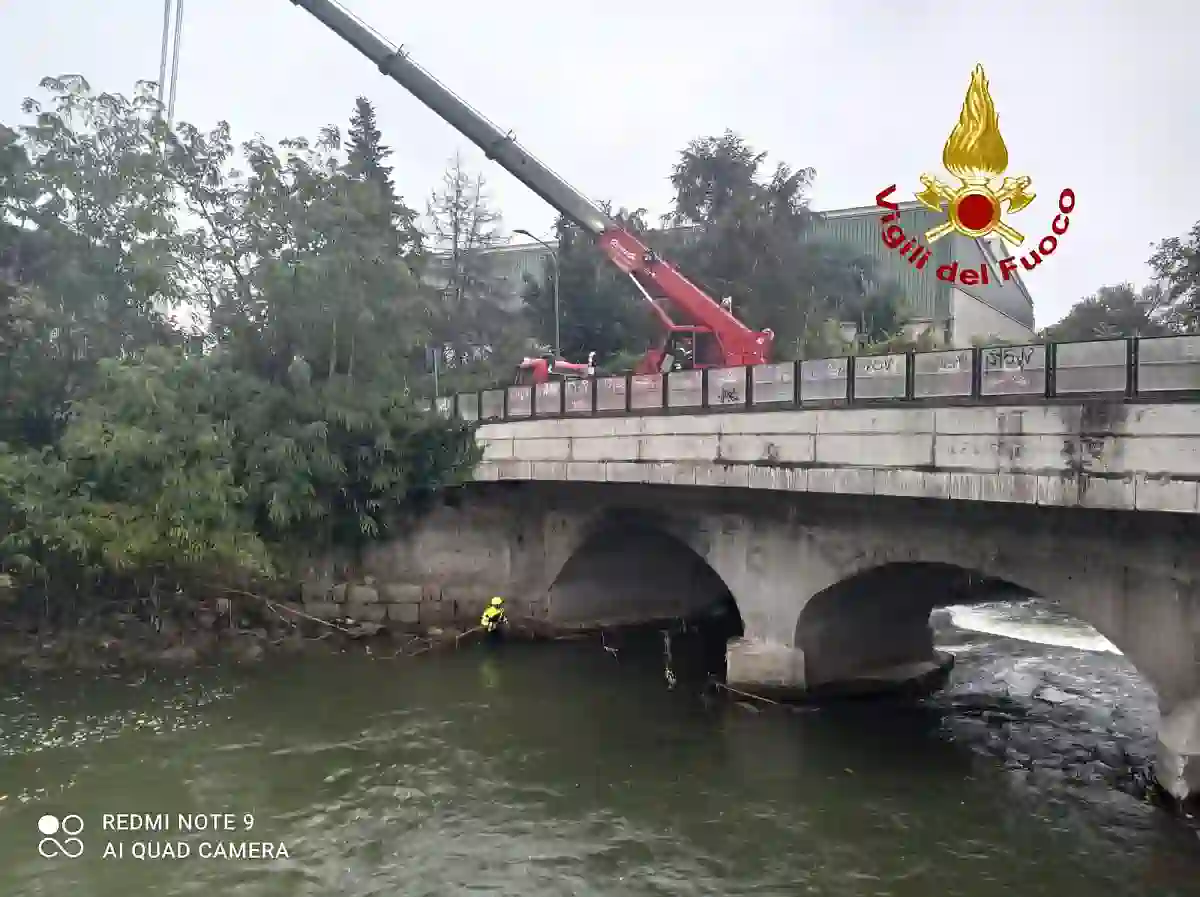 Vigili del fuoco al lavoro sul Lambro. La gru