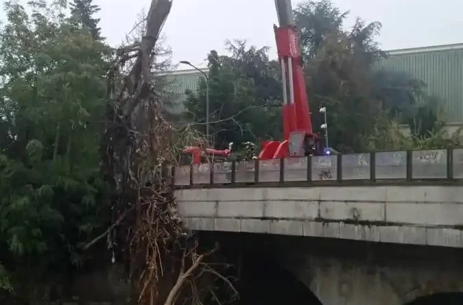 Vigili del fuoco al lavoro sul Lambro. Un momento della difficile operazione di liberazione del fiume dagli ingombri