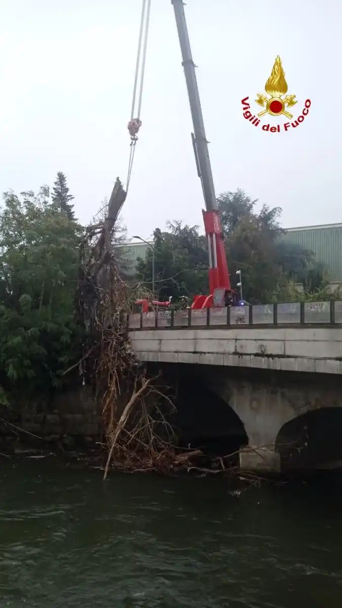 Vigili del fuoco al lavoro sul Lambro. Un momento della difficile operazione di liberazione del fiume dagli ingombri