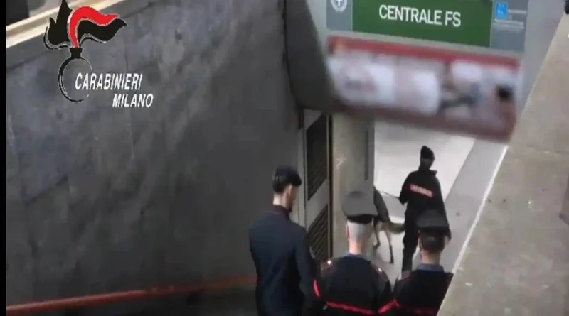 Carabinieri in stazione centrale a Milano